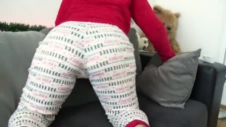 Сучка с круглой жопой красиво трахается раком от первого лица #1