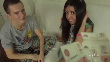 Русская брюнетка стонет от толстого пениса в попке #1