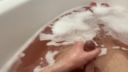 Сисястая бабенка сама решила присоединиться к челу в ванную #1