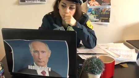 Грудастая девка в погонах не против поснимать домашку #1