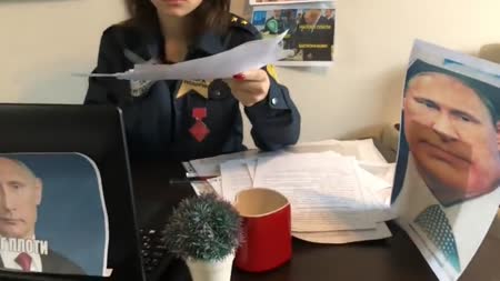 Грудастая девка в погонах не против поснимать домашку #2