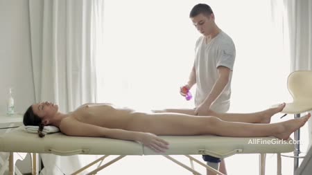 Массажист ласкает тело молодой пациентки и примеряет ее на член #3