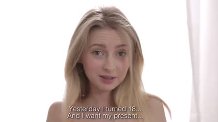 Доступная блондинка раздвигает ноги на стеклянном столе #2