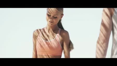 Блондинка очень чувственно сношается с любовником возле дома #1