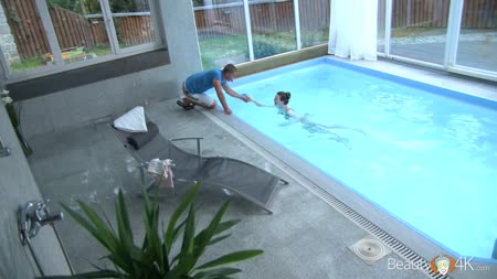 Парень порадовал чиксу большим перцем прямо у бассейна #2