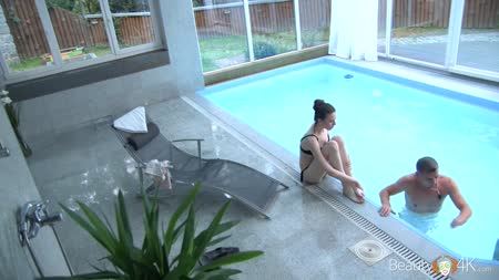 Парень порадовал чиксу большим перцем прямо у бассейна #3