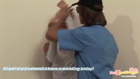 Русская блондинка в костюме невесты рада покувыркаться #1