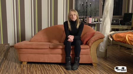 Блондинка с азартом берет в ротик и долбится в анал #1