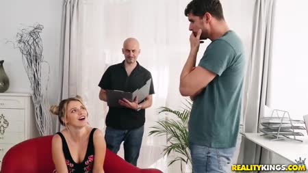 Пошлая блондиночка с радостью бросилась сосать член #2