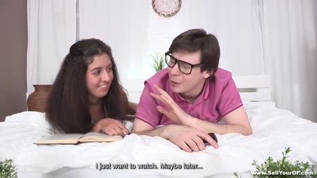 Тепленький ботаник согласился чтобы подруга изменила ему #1