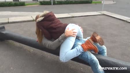 Блондинка с большой жопой легко соблазнилась трахаться #1