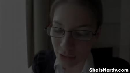 Обаятельный друг легко затащил очкастую чику в койку #1