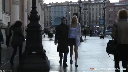 Приставучий поц сумел раскрутить жопастую блондинку на секс #1