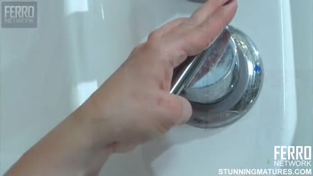 Очкарик засунул руку в дырку пухлой русской бабенке #1